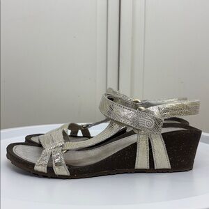 NWOT/NWOB Teva Ventura Wedge Metallic Wedge Sandals Size 9